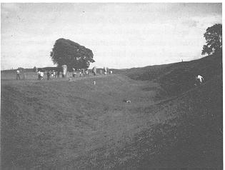 **Fig. 2-2P  Avebury stones, ditch, and bank PHOTO**